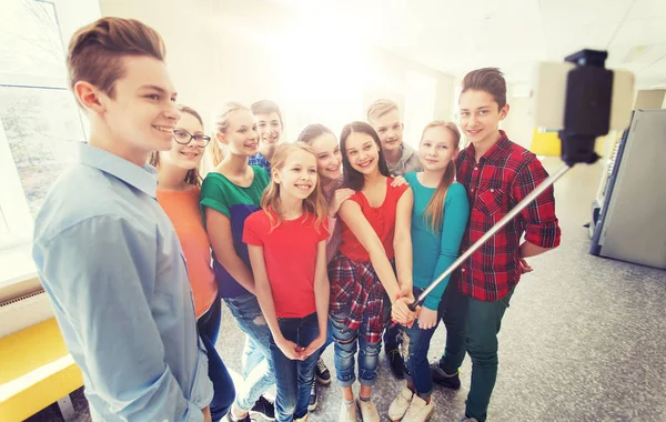 Groep studenten nemen selfie met smartphone — Stockfoto