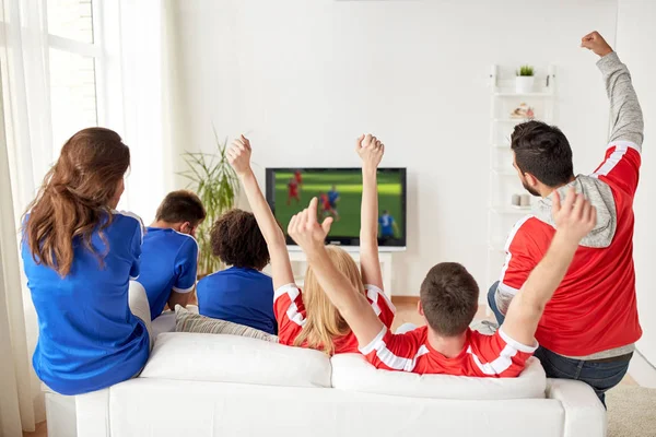 Fãs de futebol assistindo jogo de futebol na TV em casa — Fotografia de Stock