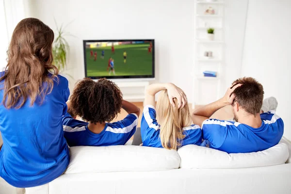 De ventilators van de voetbal kijken naar voetbal op tv thuis — Stockfoto