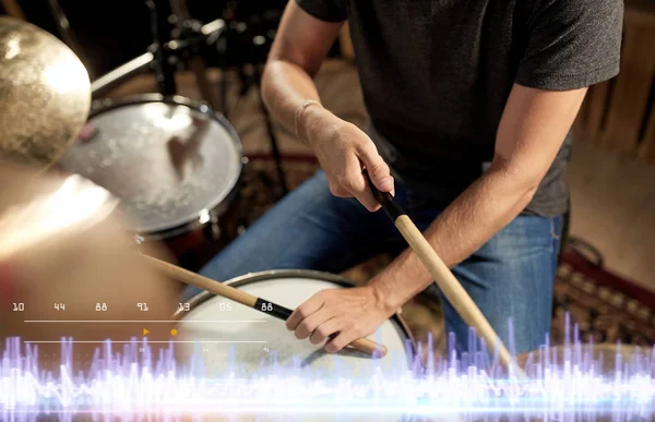 Muzikant bespelen van drums op correcte opnamestudio — Stockfoto