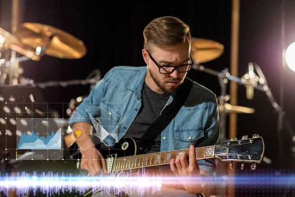 Guitarrista tocando la guitarra en el estudio de grabación de sonido — Foto de Stock