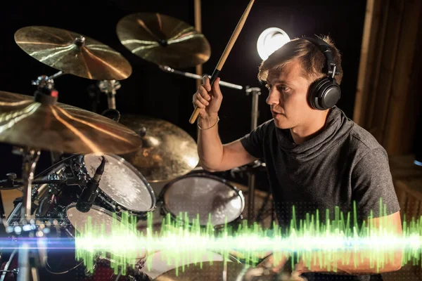 Músico tocando la batería en el estudio de grabación de sonido —  Fotos de Stock