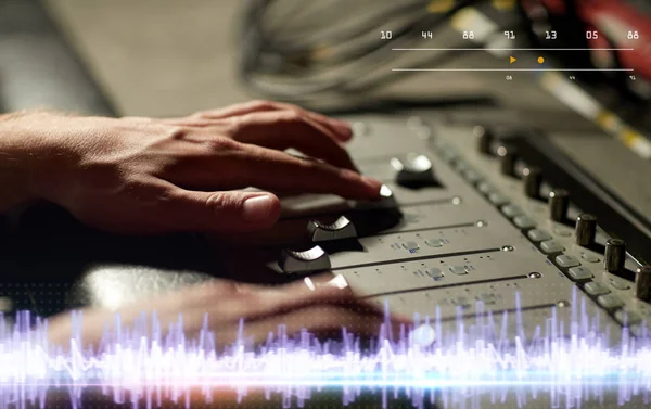 Руки на мікшерній консолі в музичній студії звукозапису — стокове фото