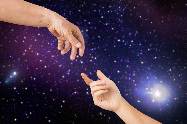 Närbild på senior och ung kvinna händer i rymden — Stockfoto