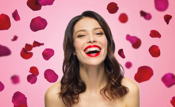 Bella ridendo giovane donna con rossetto rosso — Foto Stock