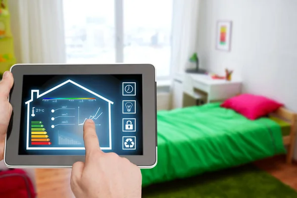 Tablet pc met smart home-instellingen op het scherm — Stockfoto