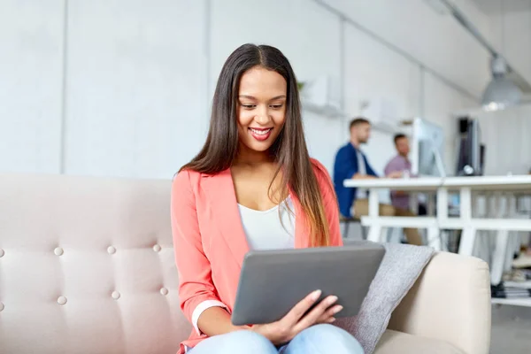 Mujer afroamericana con tableta pc en la oficina — Foto de Stock