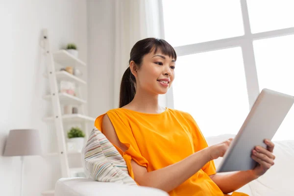 Feliz joven asiática mujer con tableta pc en casa — Foto de Stock