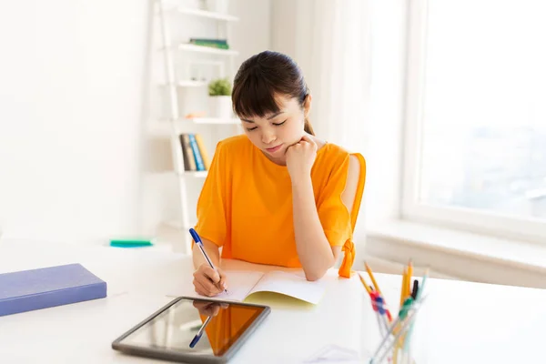 Aziatische student meisje met tablet pc thuis leren — Stockfoto