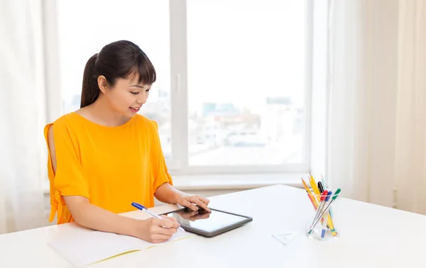 Aziatische student meisje met tablet pc thuis leren — Stockfoto