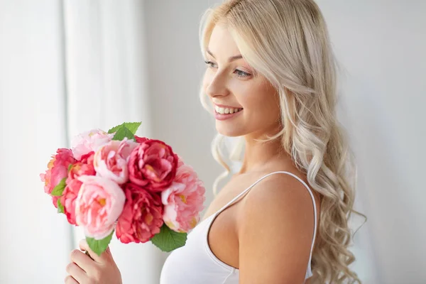 Gros plan de la femme avec un bouquet de fleurs — Photo