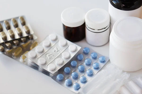 Paquetes de diferentes píldoras y medicamentos — Foto de Stock