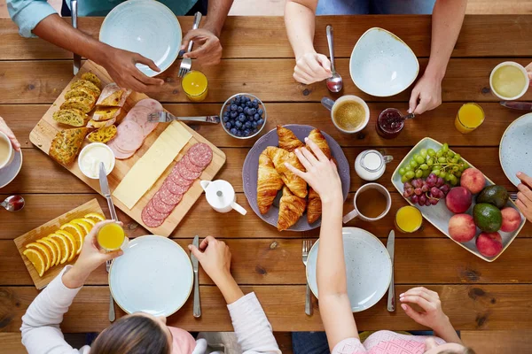 Gruppo di persone che fanno colazione a tavola — Foto Stock