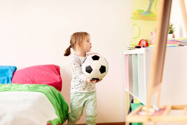 Heureuse petite fille avec ballon de socker à la maison — Photo