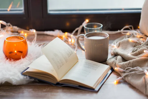 Libro y café o chocolate caliente en alféizar de ventana — Foto de Stock