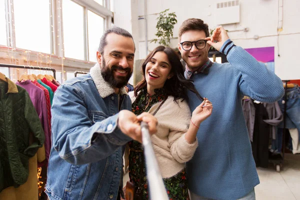 Vänner tar selfie på vintage klädbutik — Stockfoto