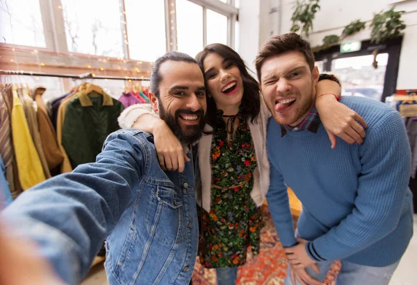 Friends taking selfie at vintage clothing store — Stock Photo, Image