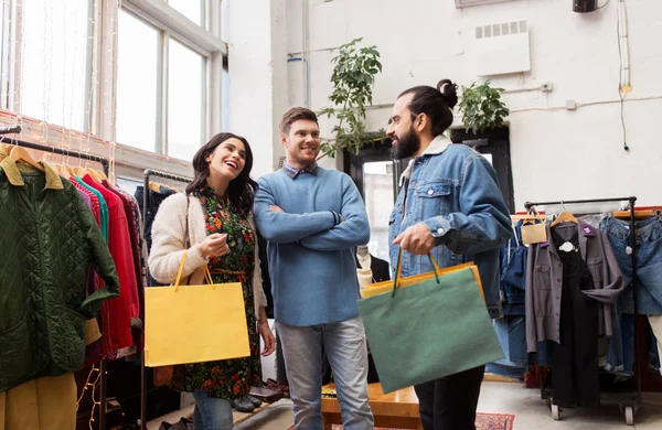 Vrienden shopping tassen bij vintage kledingwinkel — Stockfoto