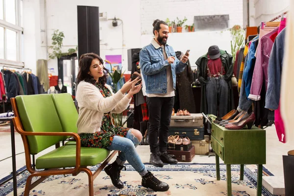 Pareja elegir el calzado en la tienda de ropa vintage —  Fotos de Stock