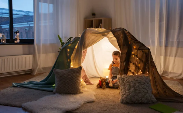 Kislány játékok a gyerekek sátor otthon — Stock Fotó