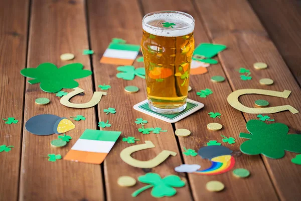 Glas bier en st patricks dag decoraties — Stockfoto