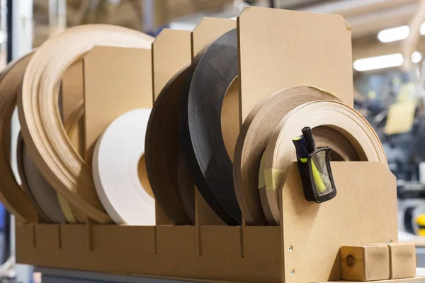 木工工場でのベニヤかエッジのバンド テープ — ストック写真