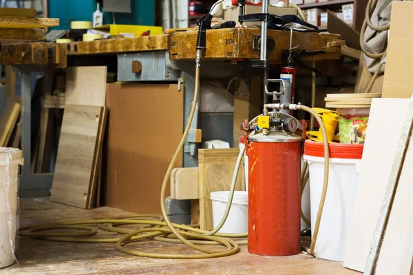 Klebepistole mit Pumpe oder Kompressor in der Werkstatt — Stockfoto