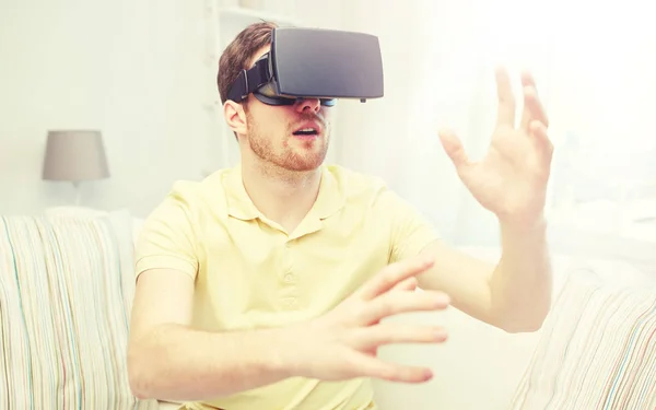 Junger Mann mit Virtual-Reality-Headset oder 3D-Brille — Stockfoto