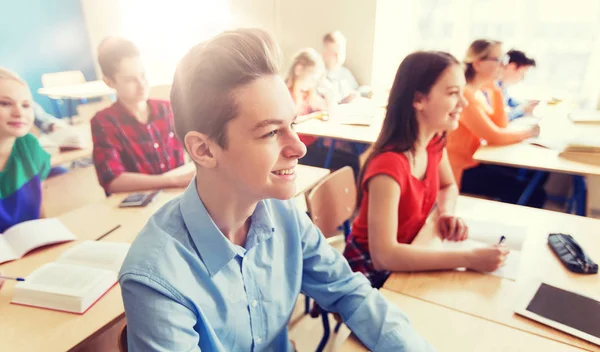 Groupe d'élèves avec des cahiers à la leçon scolaire — Photo