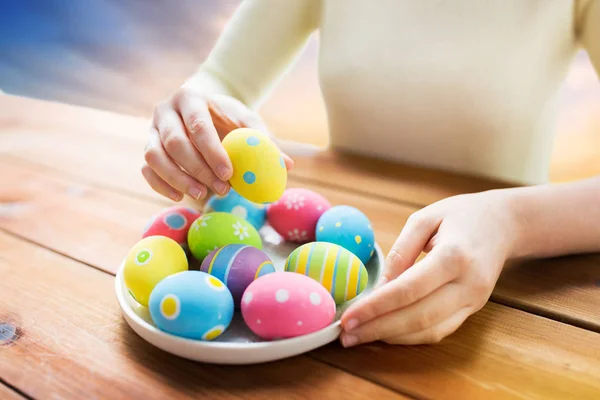 Close up of woman hands with colored easter eggs — Stock Photo, Image