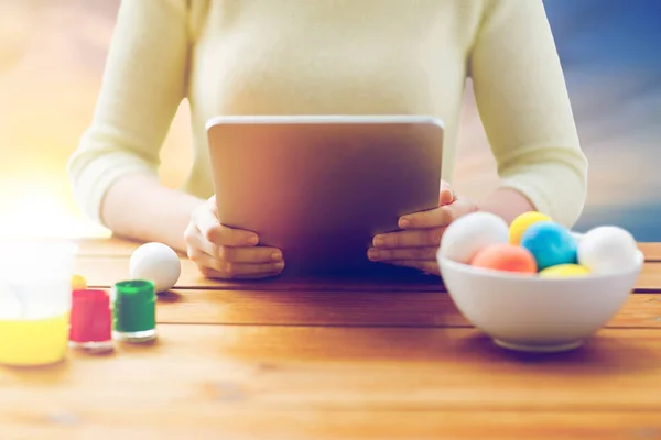 Primer plano de la mujer con la tableta PC y huevos de Pascua — Foto de Stock