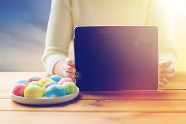 Primer plano de la mujer con la tableta PC y huevos de Pascua — Foto de Stock