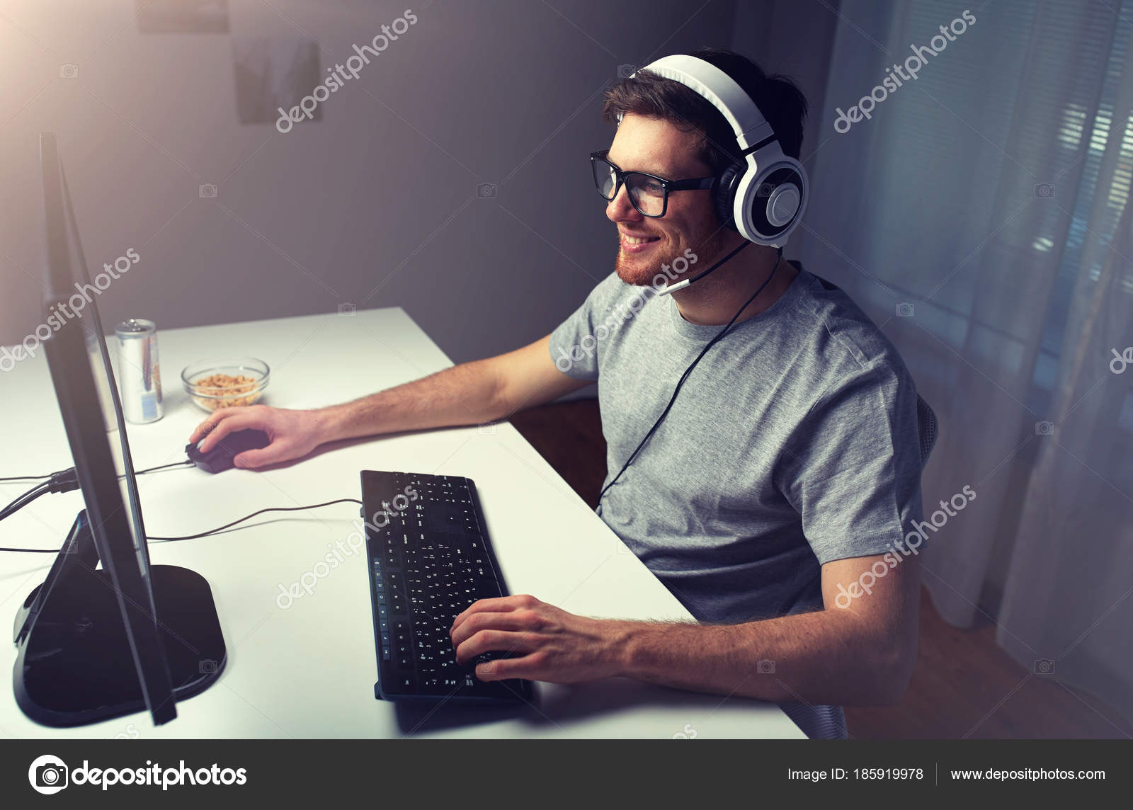 Man in hoofdtelefoon computer videogame ⬇ Stockfoto, rechtenvrije foto © Syda_Productions #185919978