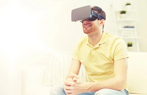 Jonge man in virtuele werkelijkheid hoofdtelefoon of 3D-bril — Stockfoto