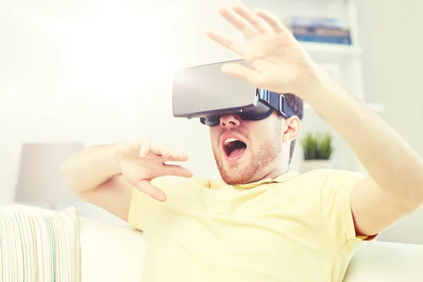 Jovem em realidade virtual headset ou óculos 3d — Fotografia de Stock