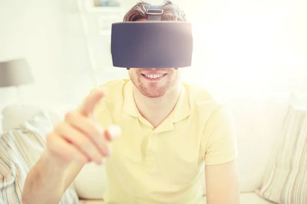 Młody człowiek w wirtualnej rzeczywistości zestaw słuchawkowy lub okulary 3d — Zdjęcie stockowe