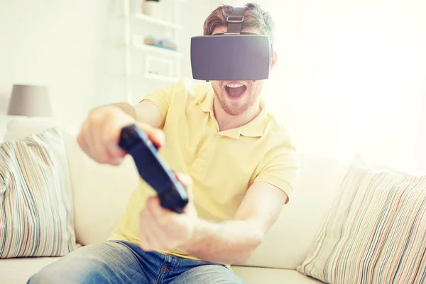 Человек в гарнитуре виртуальной реальности с контроллером — стоковое фото