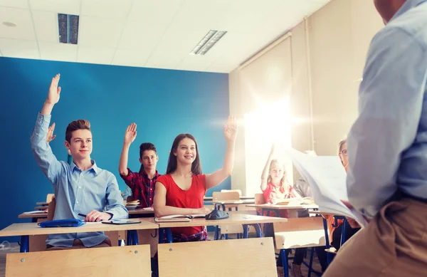 Groep van studenten en leraar met papieren of tests — Stockfoto