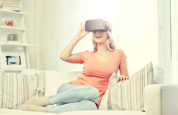 Frau in Virtual-Reality-Headset oder 3D-Brille — Stockfoto