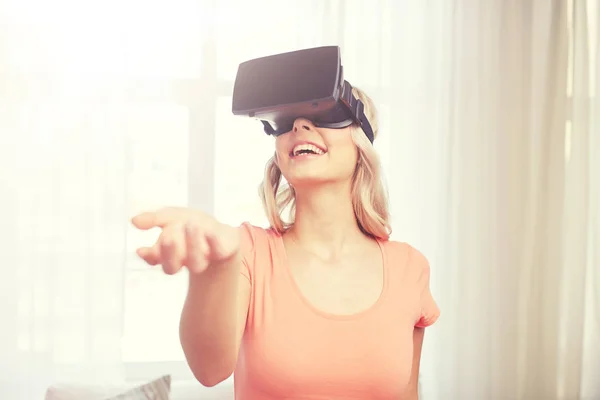 Frau in Virtual-Reality-Headset oder 3D-Brille — Stockfoto