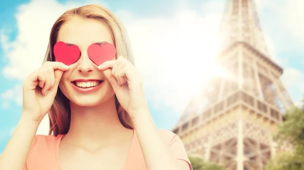 Mujer joven feliz con formas de corazón rojo en los ojos —  Fotos de Stock