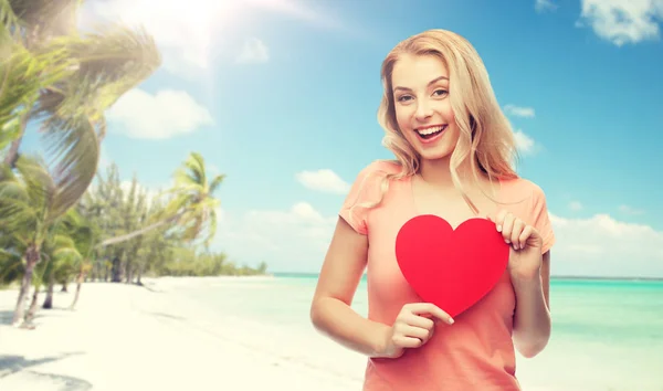 Mujer feliz o chica adolescente con forma de corazón rojo —  Fotos de Stock