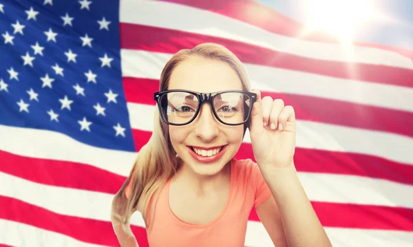 Glad ung kvinna eller tonårig flicka i glasögon — Stockfoto