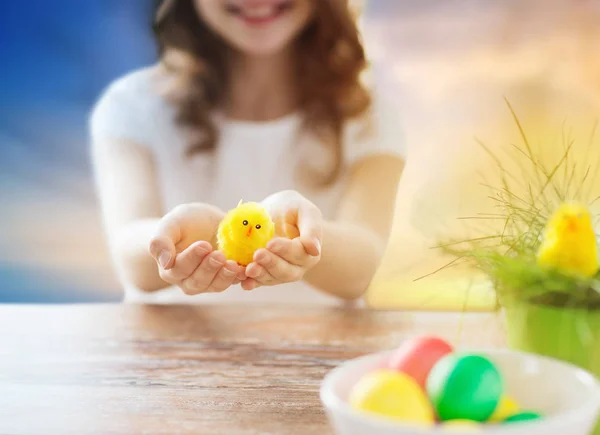 Close up van meisje houdt van Pasen speelgoed kip — Stockfoto