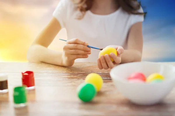 Close up of girl coloring easter eggs — Stock Photo, Image