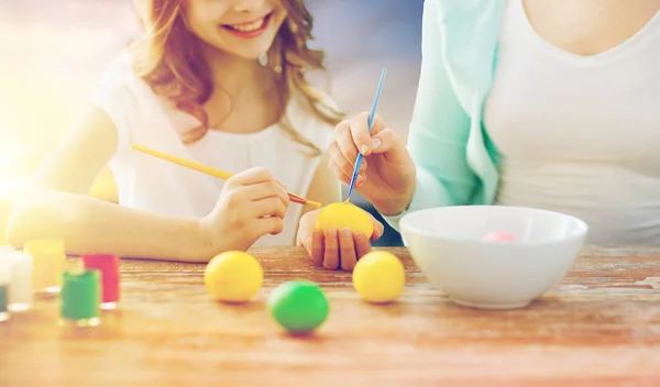 Дочка і мати розмальовки великодні яйця — стокове фото