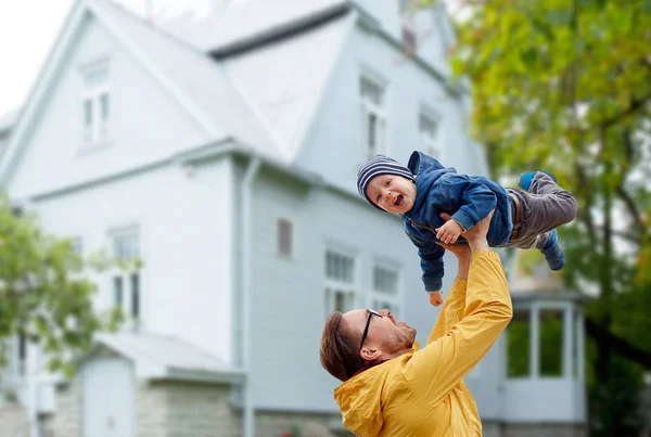 Vader met zoon spelen en plezier hebben buiten — Stockfoto