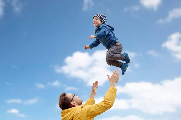 Padre con hijo jugando y divirtiéndose al aire libre — Foto de Stock