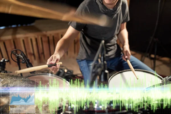 Baterista tocando bateria no estúdio de gravação de som — Fotografia de Stock