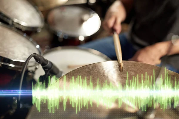 Batería tocando batería en estudio de grabación de sonido — Foto de Stock